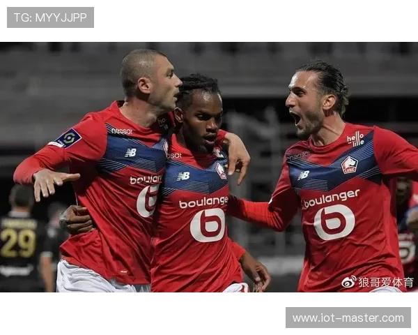 巴黎圣日耳曼防线稳定性仍存隐患,对关键战能力与赛季走势形成制约。 巴黎圣日耳曼防线稳定性仍存隐患,对关键战能力与赛季走势形成制约。