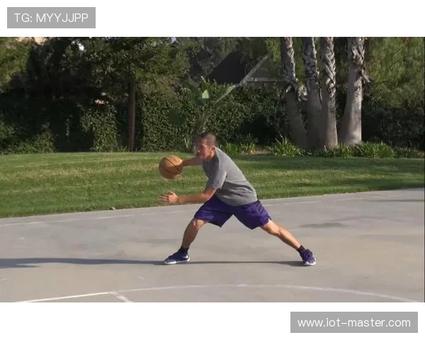 艾弗森无球穿插撕裂防线，小个控卫如何改变比赛节奏